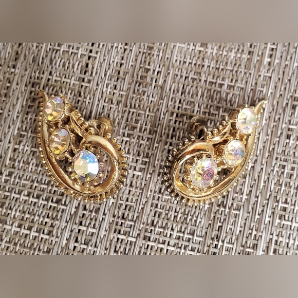 Vintage Estate Jewelry Signed Coro Clip On Earrings - Picture 1 of 4
